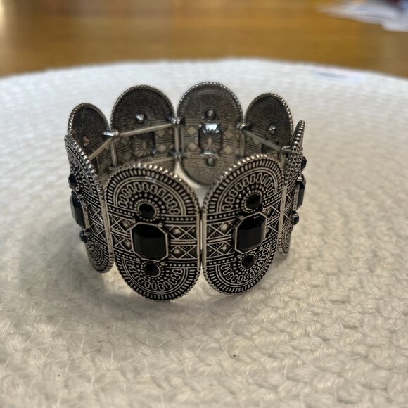 Vintage Ornate Silver Tone Stretch Bracelet with Intricate Black Stone Accents - Picture 3 of 3